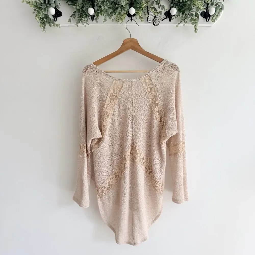 Free People We The Free Flying V Lace Knit Top Low High Hem Blouse Size M QQ3187